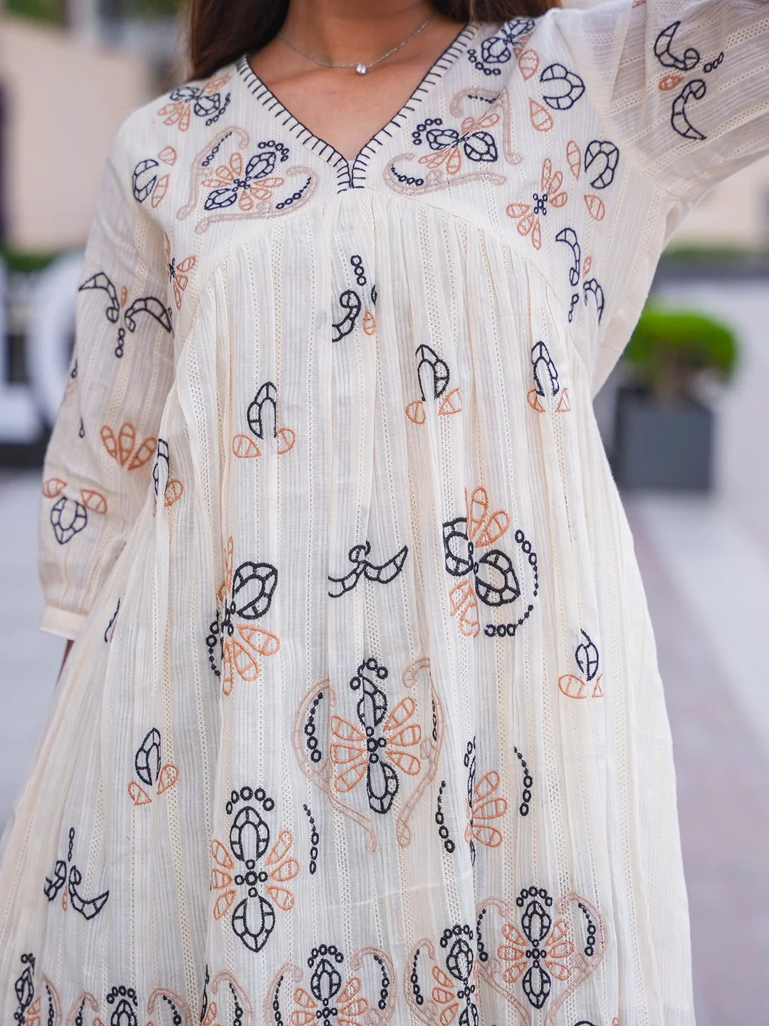 Siya WOMEN'S OFF-WHITE PURE OPULENCE: WHITE EMBROIDERY SHORT DRESS